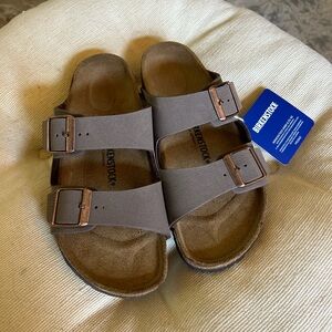 NWT Birkenstock Arizona Size 34
